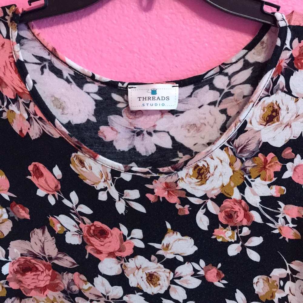 3/$20 🦋 Threads Studio Floral Ruffled Blouse - Picture 2 of 9